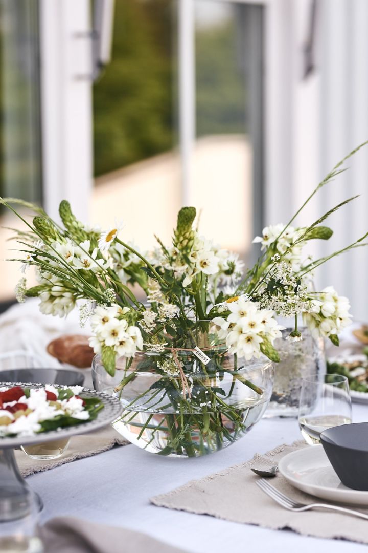 ERNST-Vase steht auf dem Tisch mit Wiesenblumen als Teil eines Mittsommertischs. 