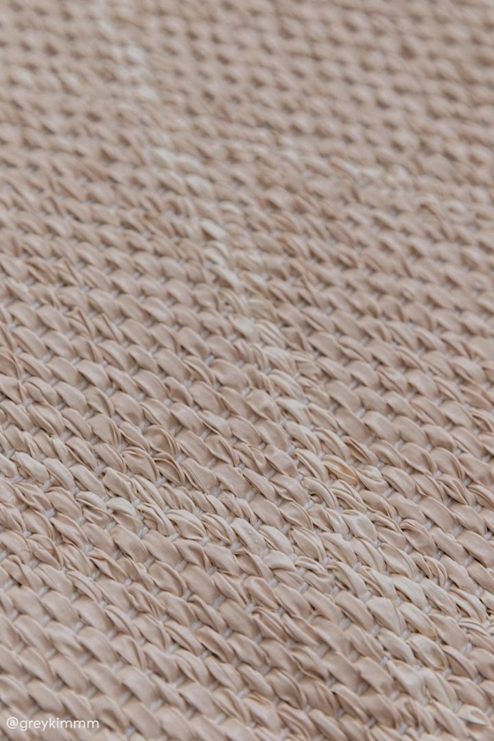 Nahaufnahme des Kunststoffteppichs Peak in der Farbe Nude Beige von Scandi Living. Foto: @greykimmm