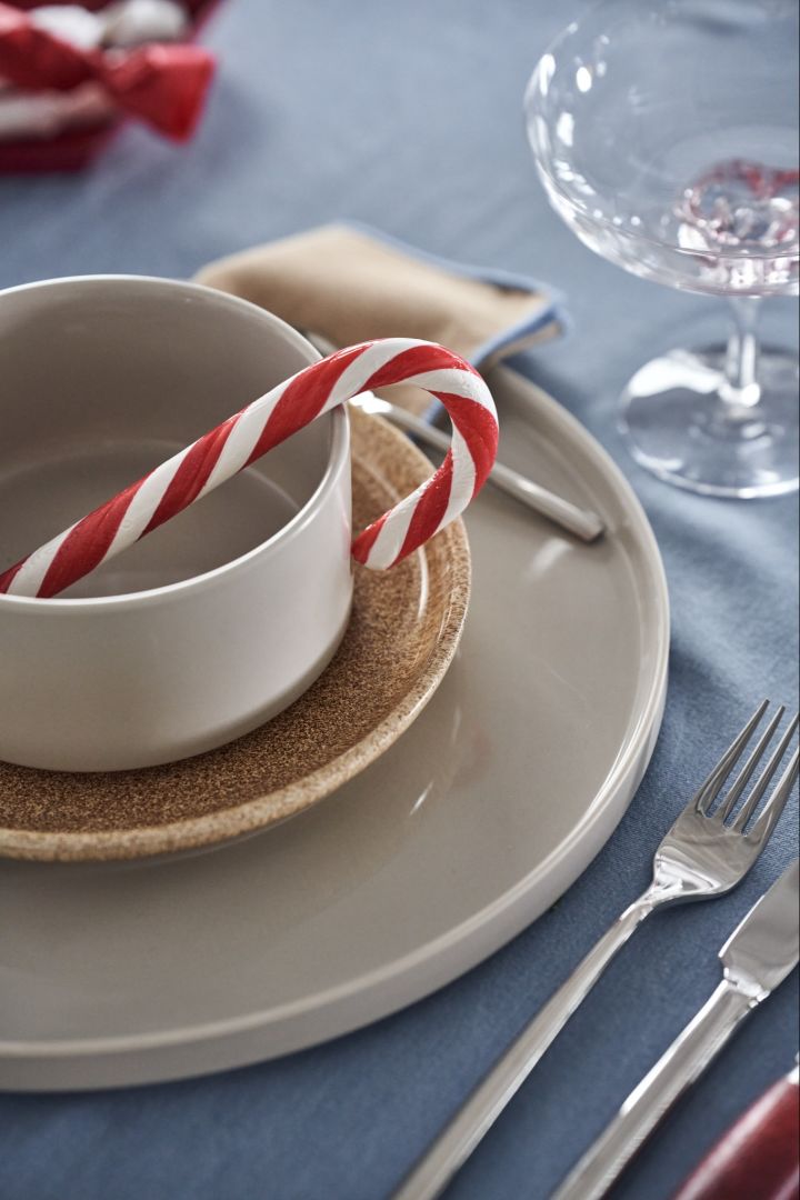 Die Pilar Schale und Teller von Bomus sind die perfekte neutrale Ergänzung für einen Weihnachtstisch im Share Stil. 