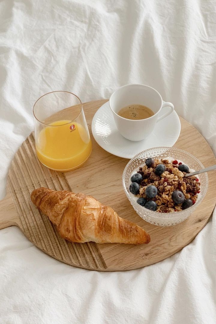 Valentinstag zu Hause: Veranstalten Sie ein Frühstück im Bett mit Kaffee, Müsli, Croissant und Orangensaft wie @lifestylebydk.