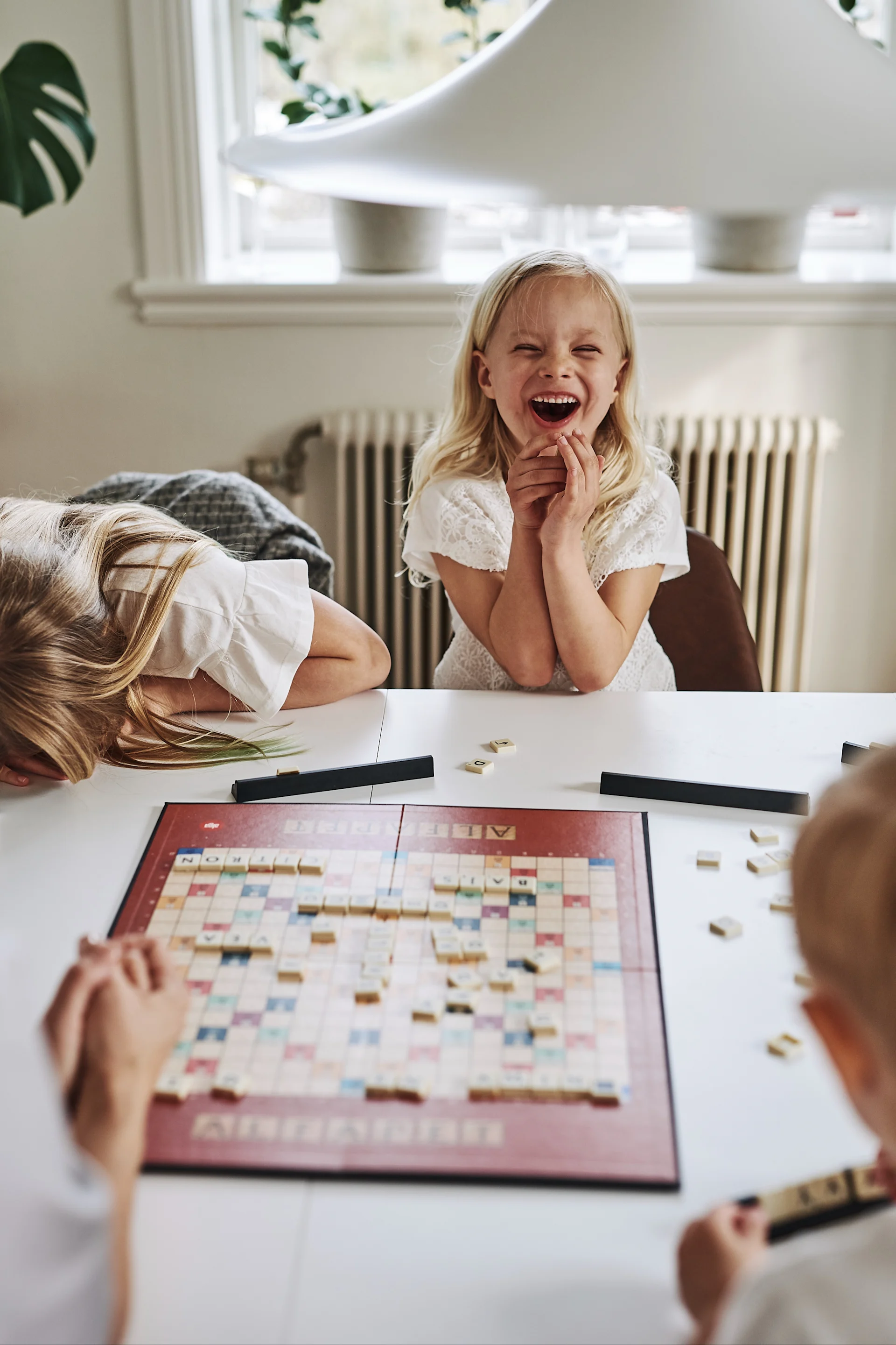 Decken Sie den Tisch für einen gemütlichen und lustigen Spieleabend mit den Kindern – eine gute Möglichkeit den Valentinstag zuhause als Familie zu feiern. Servieren Sie ein paar Leckereien und lassen Sie den Spaß beginnen!