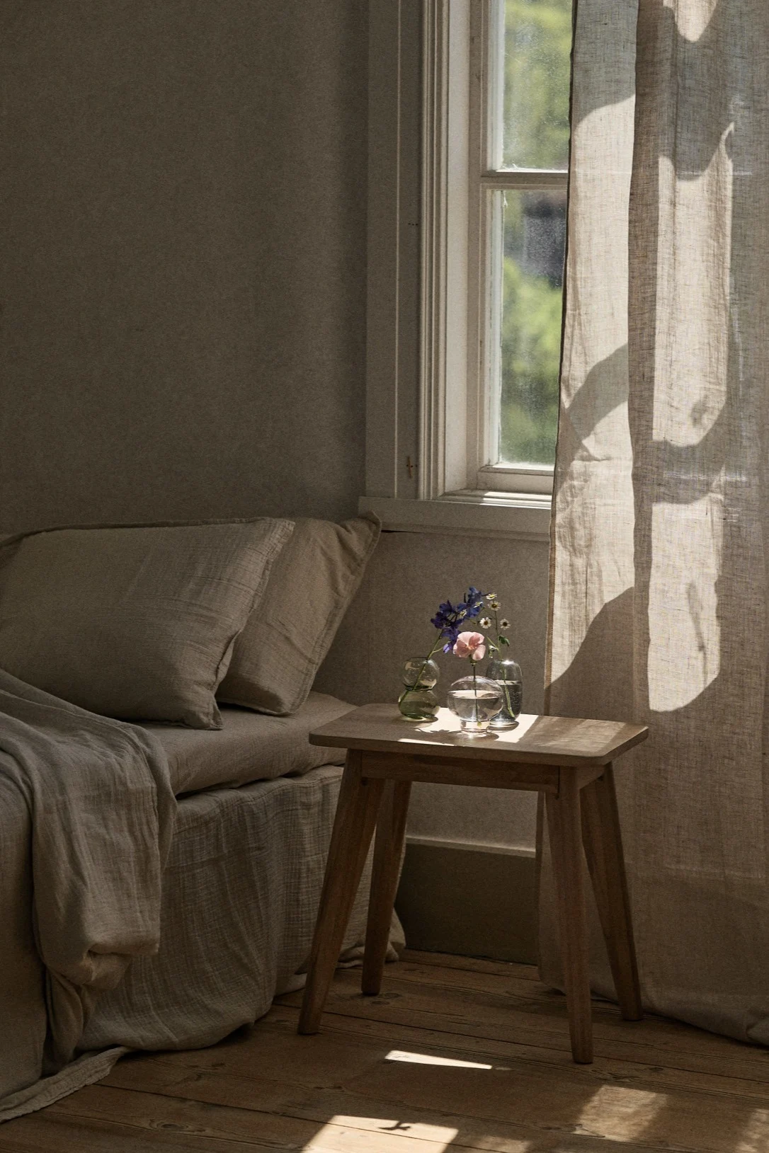 Verleihen Sie Ihrem Schlafzimmer zum Mittsommerfest 2025 einen sommerlichen Touch und platzieren Sie einzelne Blumen in den Midsummer-Vasen von Orrefors auf Ihrem Nachttisch.