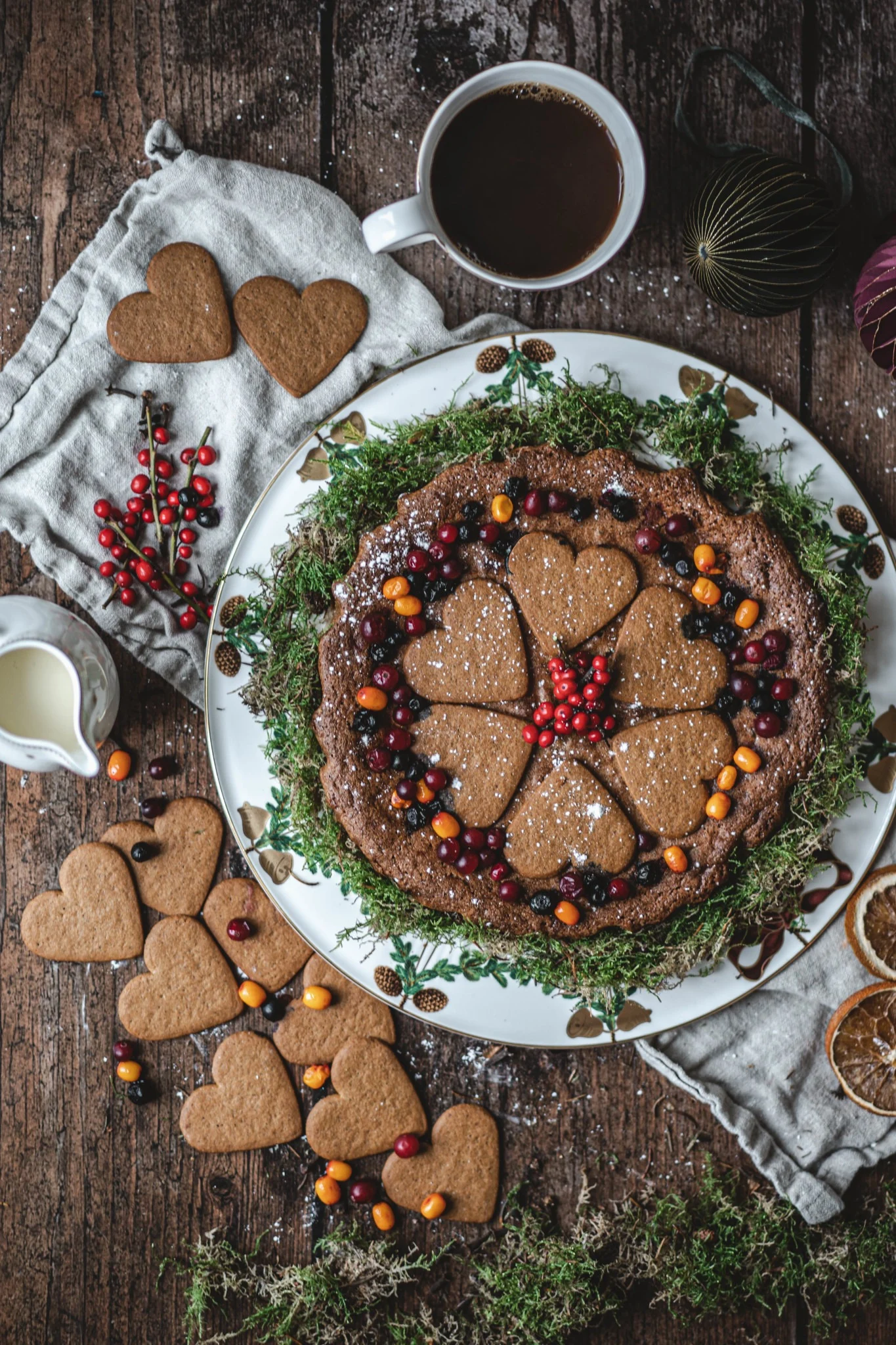 Traditionelles schwedisches Gebäck gehört zu Weihnachten in Schweden einfach dazu. Hier steht ein mit Pfefferkuchen verzierter Schokokuchen auf einem Tisch.