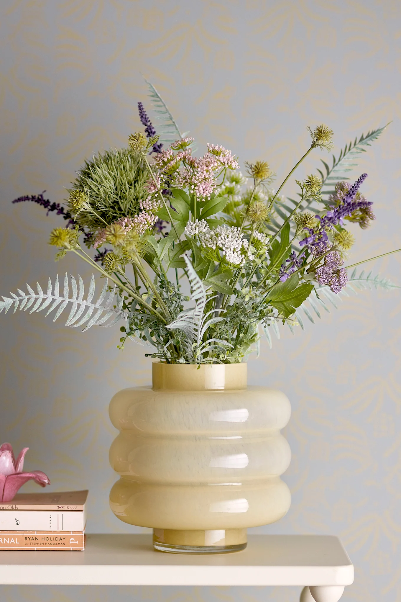 Eine gelbe Vase, die einen der führenden Farbtrends im Bereich Innenausstattung für 2026 widerspiegelt.