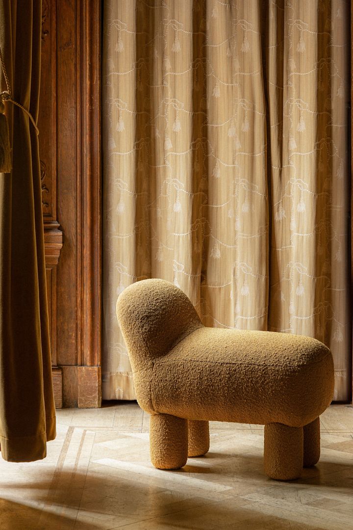 Senffarbenes Interieur ist einer der Wohntrends im Herbst 2023. Hier sehen Sie den verspielt geformten Lulu Pouf von Design House Stockholm.