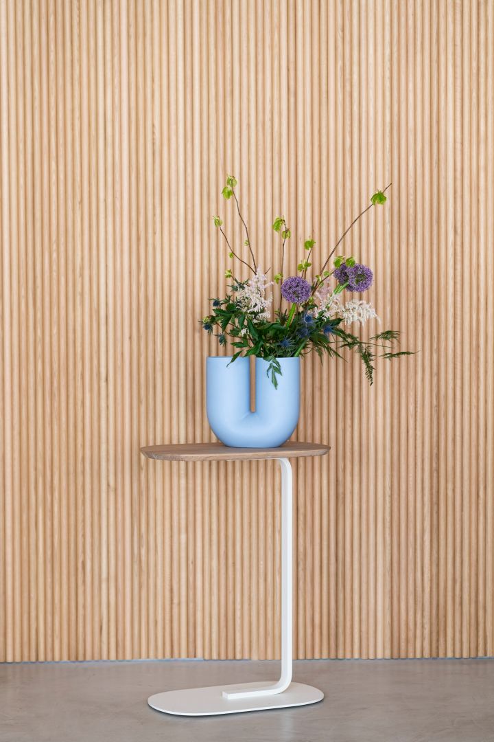 Muuto Relate Beistelltisch mit der Kink Vase in hellblau.
