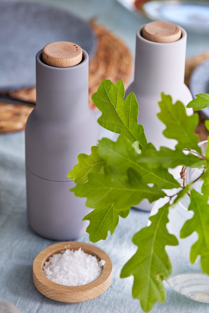 Tischdeko für den Sommer – Salz -und Pfeffermühle von Menu in Concrete Feather.