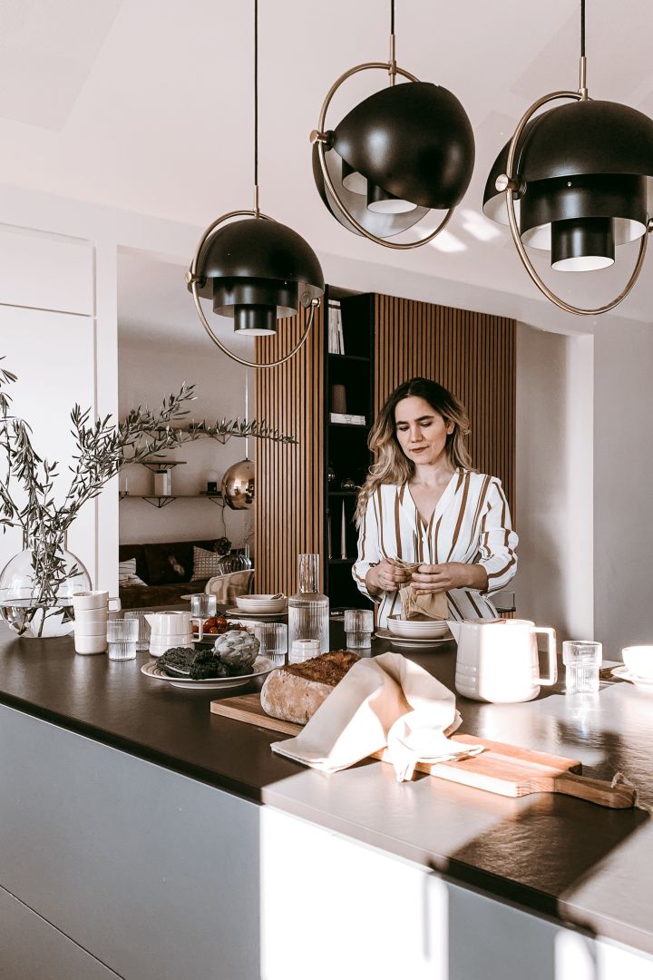 Anela Tahirovic @arkihem hat ihre Kücheninsel mit Lines Porzellan von NJRD und Multi-Lite Deckenleuchten von Gubi ausgestattet.