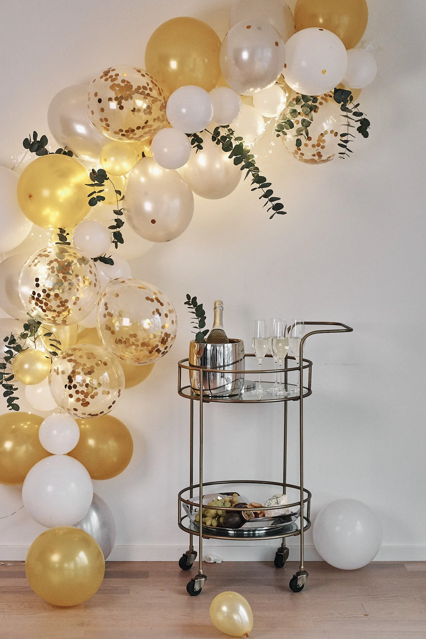 Ideen für Ihre Silvesterparty: Schaffen Sie in einer Ecke einen Platz zum Photos machen und dekorieren Sie diese beispielsweise mit zahlreichen Ballons!