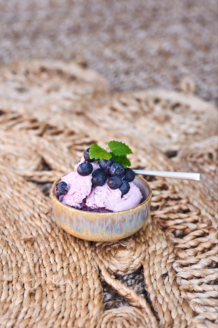 Tipps für den Sommer - stellen Sie Ihr eigenes Eis her und Servieren Sie es mit frischen Blaubeeren und Minze in einer stilvollen Schale