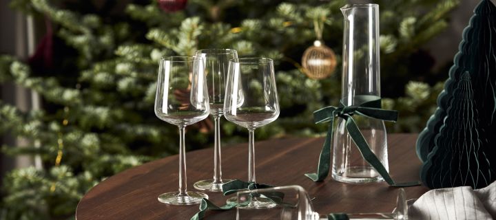 Verschenken Sie dieses Weihnachten skandinavische Designfavoriten. Hier sehen Sie ein weihnachtliches Geschenkset mit den Essence Rotweingläsern und der Essence Karaffe - ideal für Weinliebhaber.