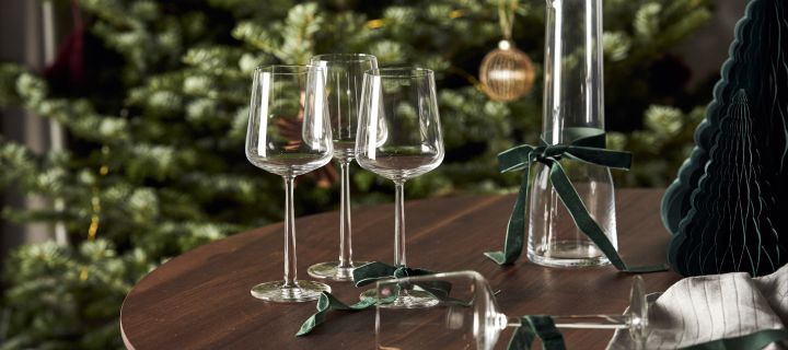 Verschenken Sie dieses Weihnachten skandinavische Designfavoriten. Hier sehen Sie ein weihnachtliches Geschenkset mit den Essence Rotweingläsern und der Essence Karaffe - ideal für Weinliebhaber.