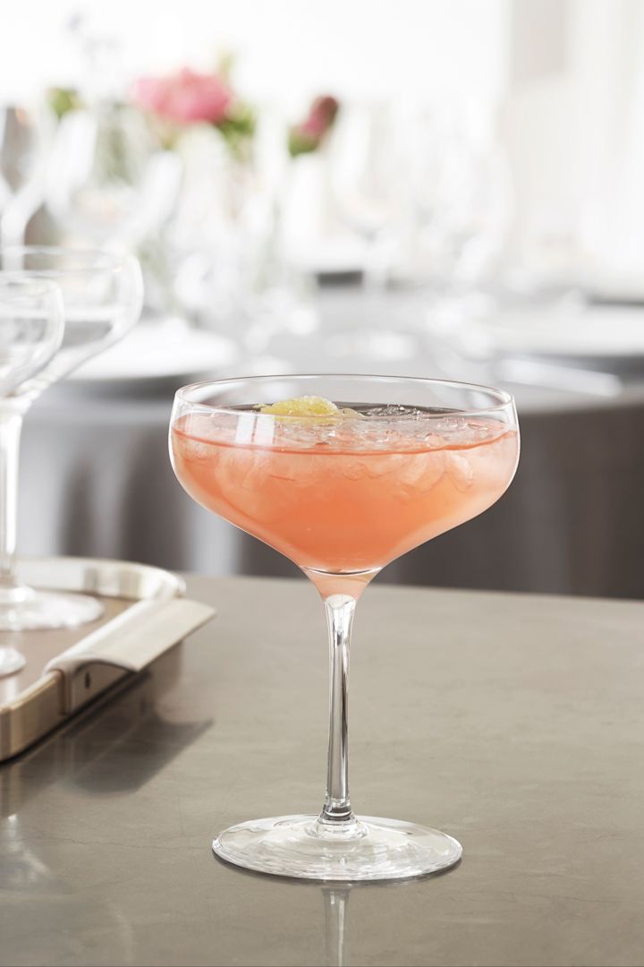 Ein alkoholfreier Cocktail mit Grapefruit hier serviert im Cabernet Cocktailglas von Holmegaard.