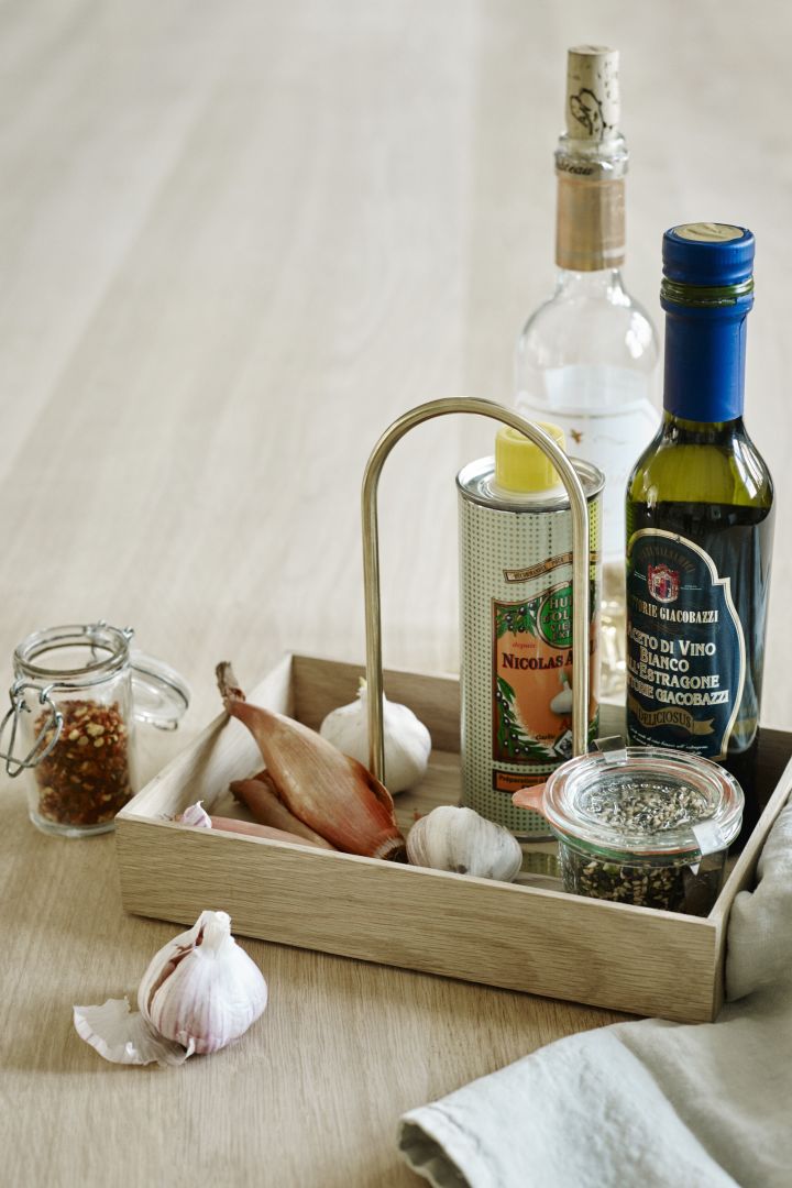Die Holzkiste von Skagerak ist perfekt, um Öl- und Essigflaschen in der Küche zu ordnen. 
