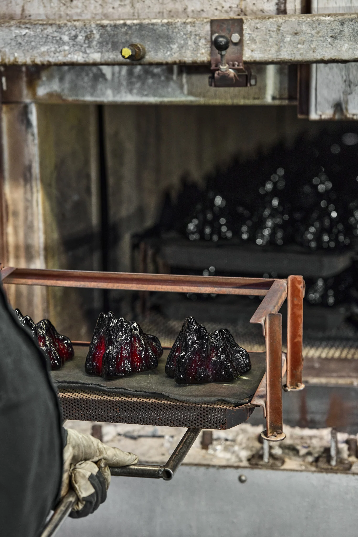 Die ausgehärteten The Rock-Kerzenhalter stehen auf einem Tablett.