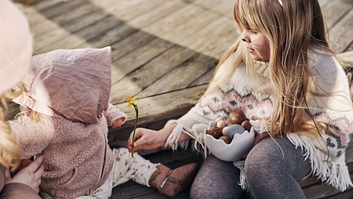 So wird Ostern gefeiert - als Osterhase verkleidet und die Süßigkeiten um sich, die der Preis der großen Eiersuche waren. 