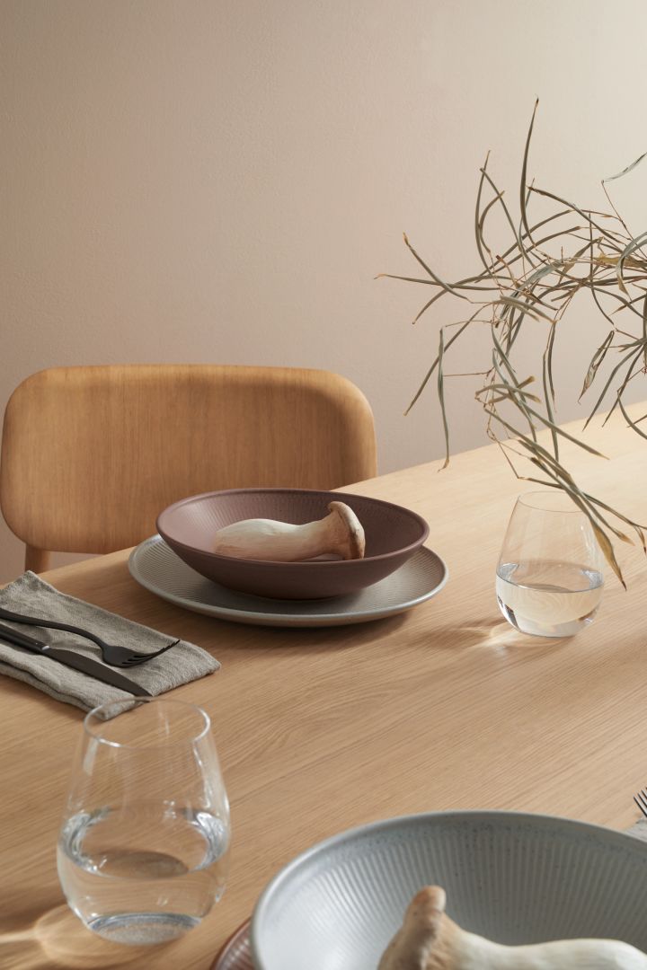 Natürliches Tischgedeck mit Inspirationen aus dem skandinavischen Wald mit braunem Porzellan von Rosenthal und Waldpilzen auf dem Teller – Porzellan, das perfekt zu den Wohntrends 2023 passt.