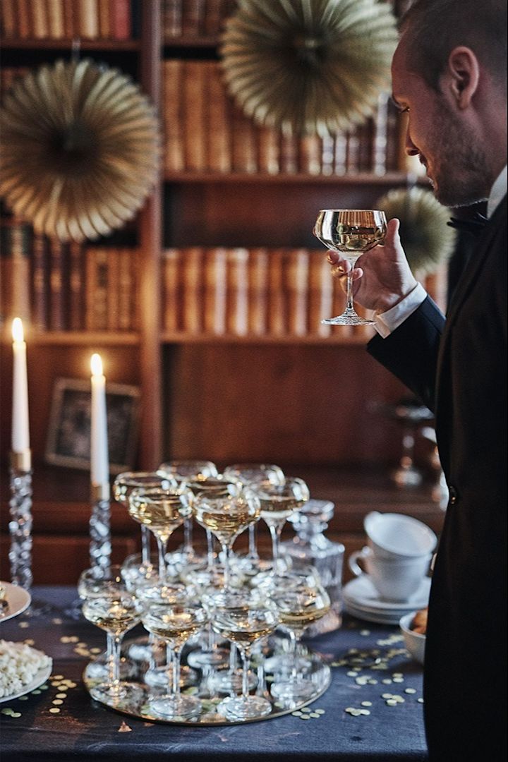 Entdecken Sie, wie man einen Champagnerturm baut - perfekt für eine Silvesterparty im Gatsby-Stil! 