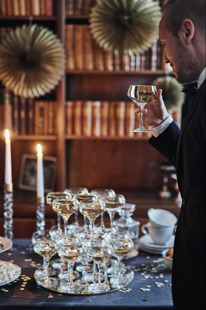 Entdecken Sie, wie man einen Champagnerturm baut - perfekt für eine Silvesterparty im Gatsby-Stil! 