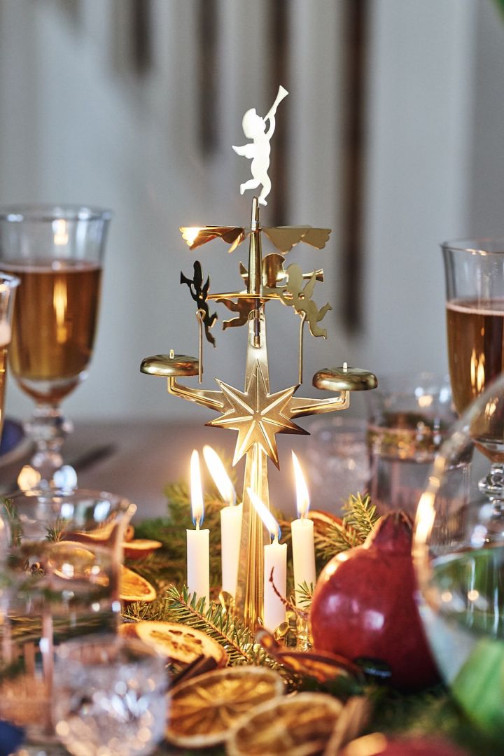 Weihnachtliche Tischdeko wie im Märchen: Das Engelspiel von Dala Industrier sorgt für eine tolle Atmosphäre auf dem Tisch.