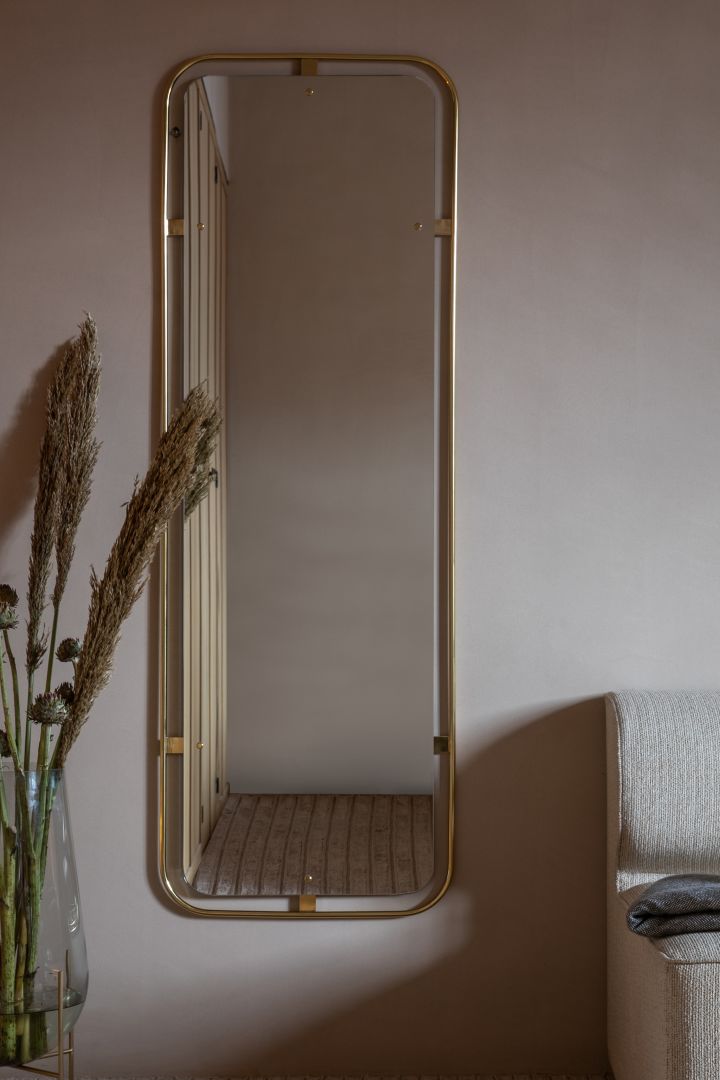 Stylische Spiegel für ein luxuriöses Zuhause -  hier ist der Wandspiegel Nimbus von Menu mit einem eleganten Goldrahmen.