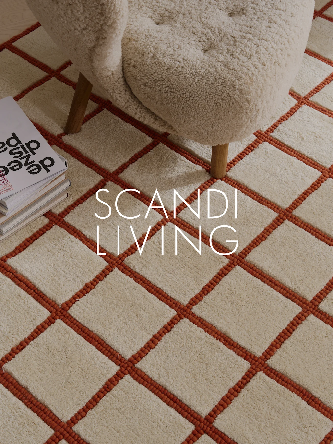 Cremefarbener zotteliger Teppich mit orangefarbenem Gittermuster, cremefarbener Sessel und Bücher. Text: SCANDI LIVING.