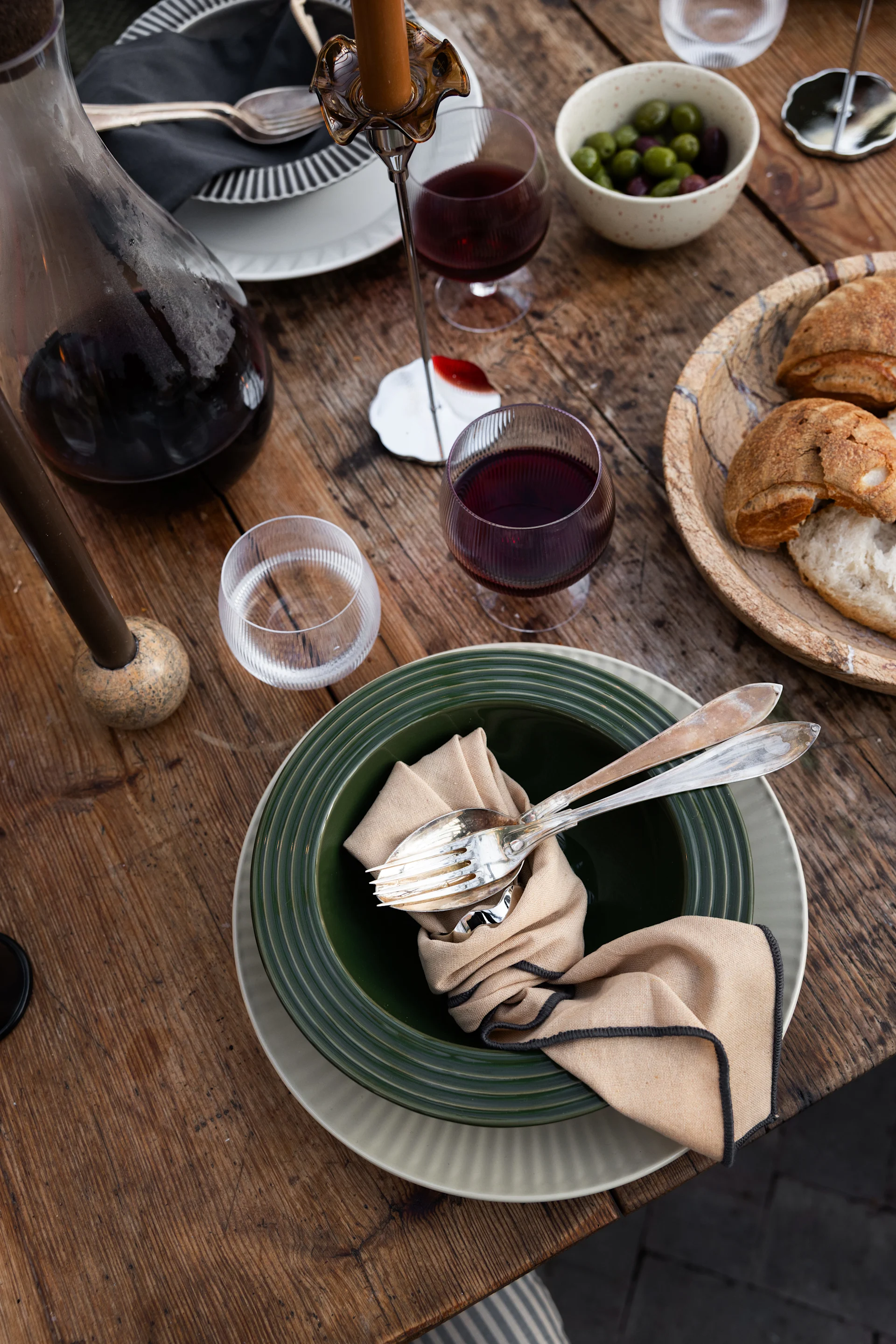 Ein gedeckter Tisch mit Wasser, Wein und verschiedenen Tellern aus der Coffee & more-Kollektion von Sagaform.