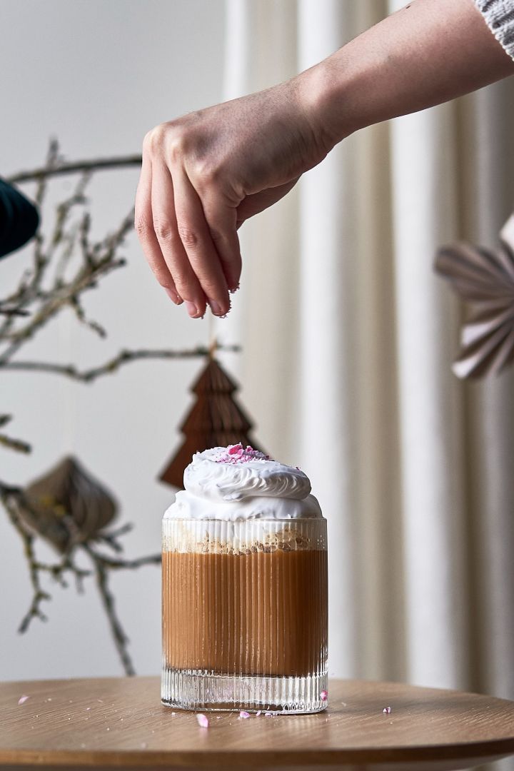 Einfache Weihnachtscocktails: Versehen Sie Ihren Zuckerstangen-Kaffee mit zerbröselten Zuckerstangen und eben Sie diese auf die Sahne!