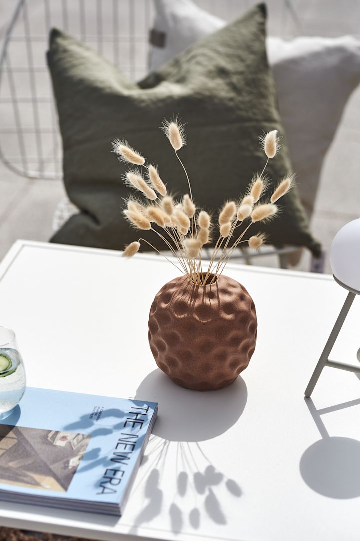 Seedpod-Vase in der Farbe Walnut von Cooee Design.