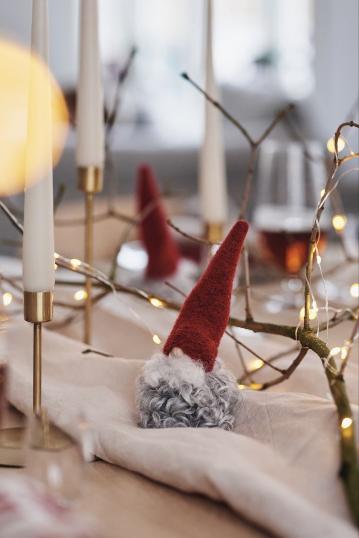 Der Weihnachtsmann aus Wolle und die Messing Kerzenleuchter werden zu wunderschönen Dekorationen, die besinnliche Stimmung auf dem Weihnachtstisch verbreiten.