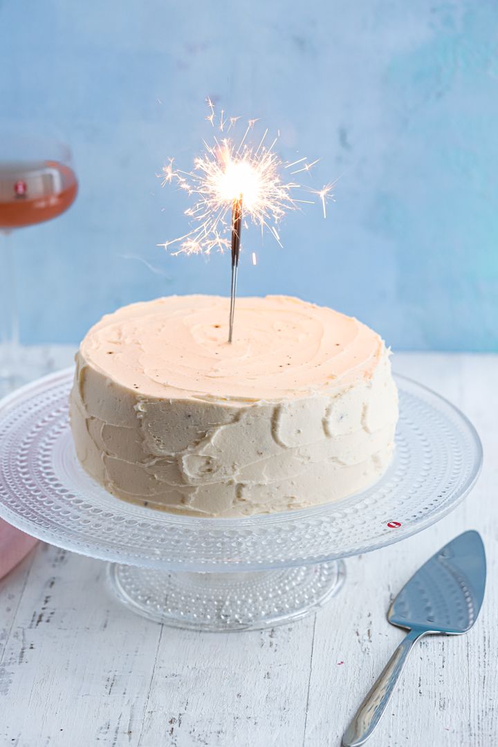 Schokodesserts für Silvester von Baka med Frida: Hier sehen Sie die Silvestertore von Frida auf der Kastehelmi-Tortenplatte von Iittala, daneben den Tortenheber von Hardanger Bestikk. 