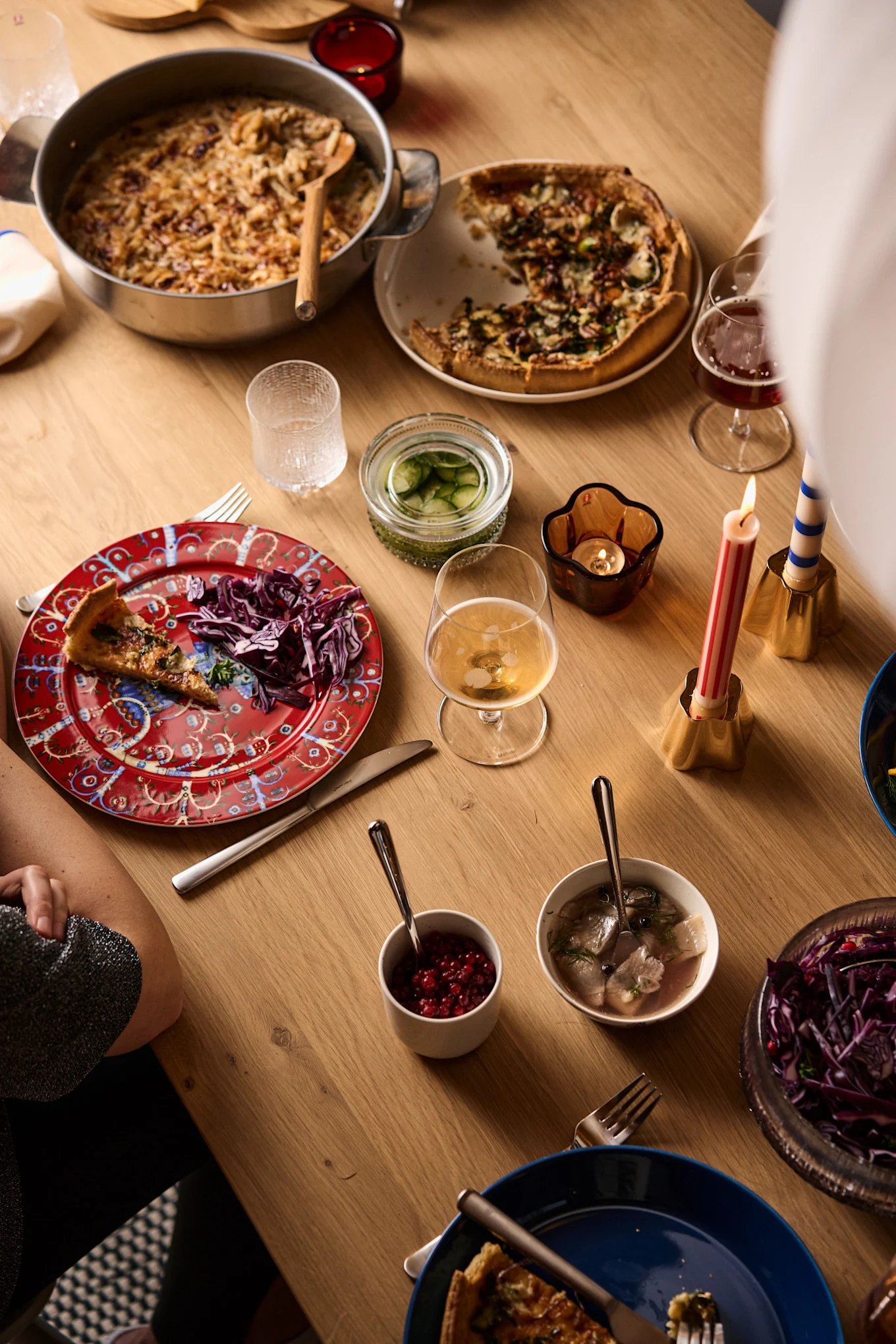 Eine Auswahl an typischem Julbord-Essen auf einem gedeckten Tisch.