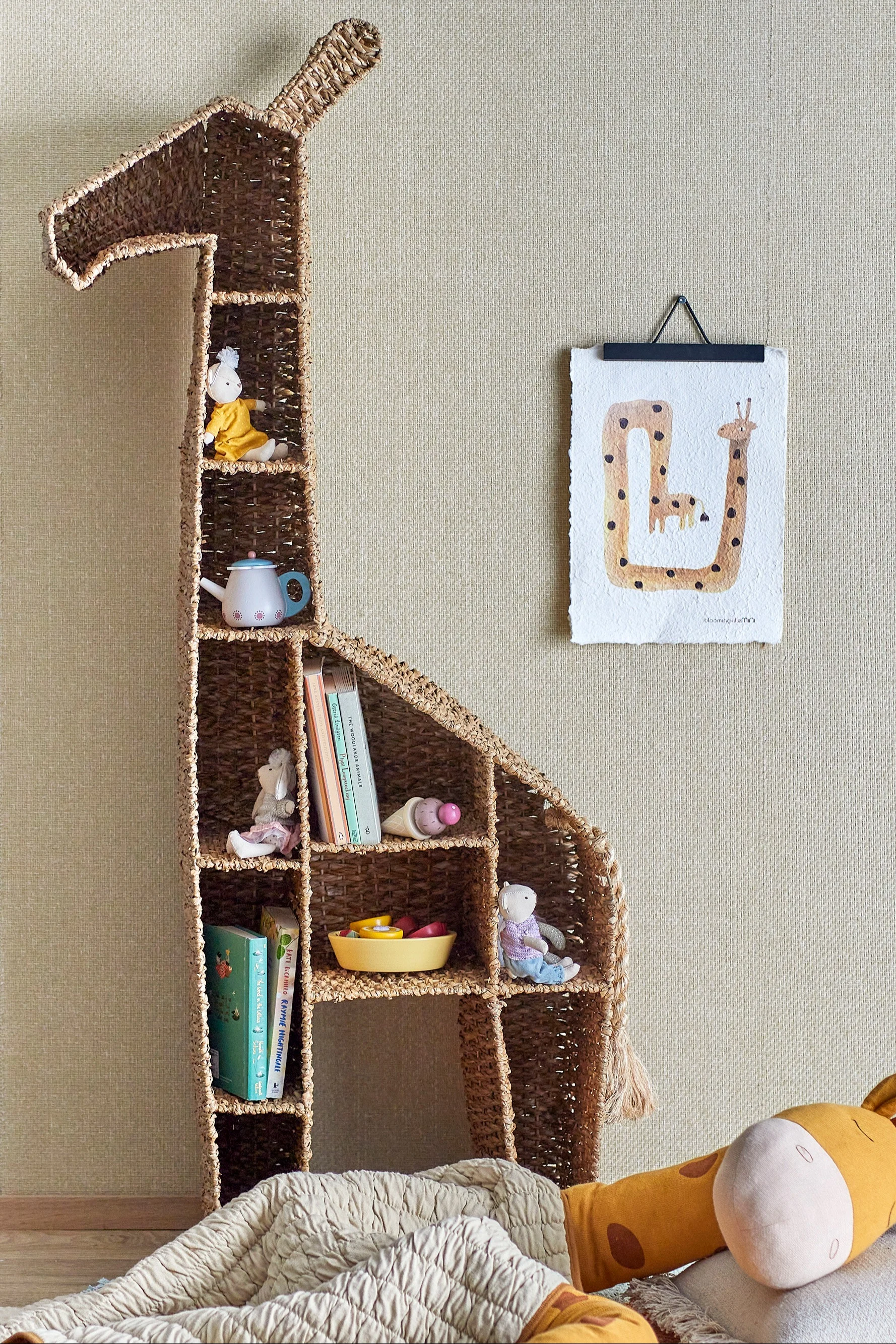 Aufräumen: Das giraffenförmige Bücherregal Kalu von Bloomingville steht in einem Kinderzimmer.