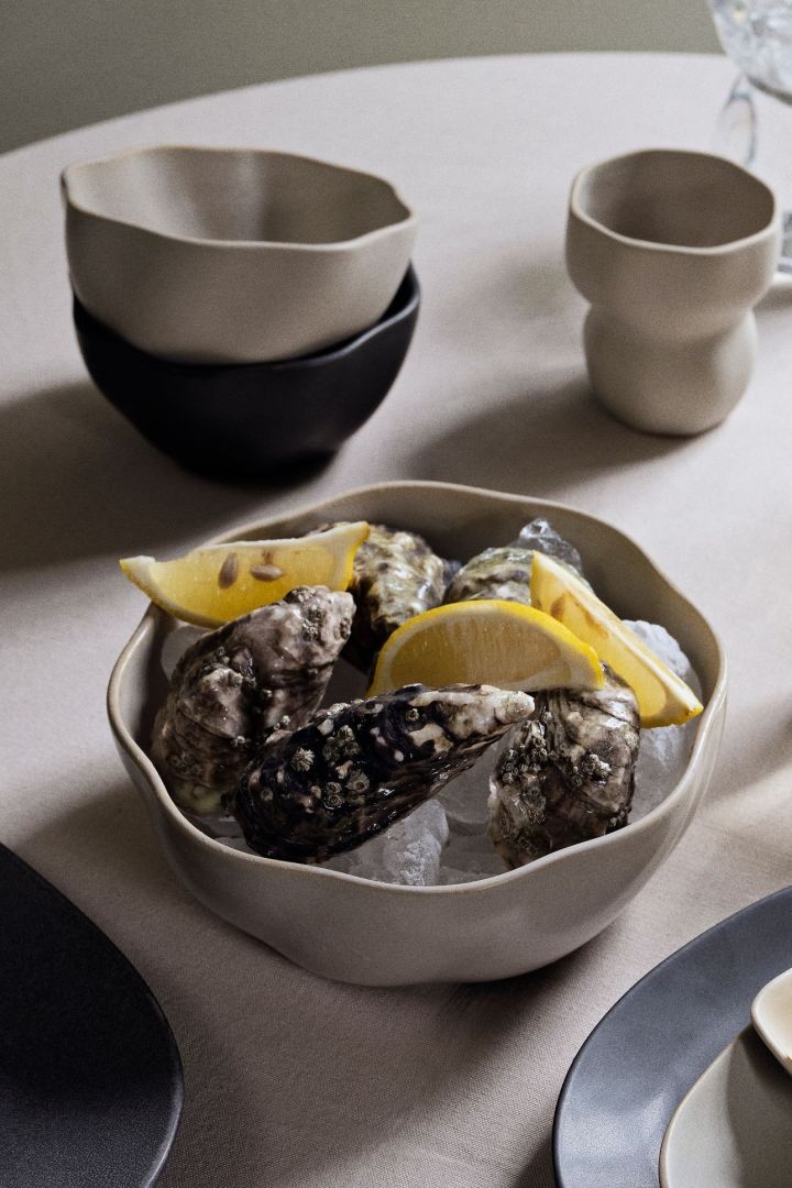 Valentinstag zu Hause: Kochen Sie ein 3-Gänge-Menü zum Valentinstag und servieren Sie beispielsweise Austern zur Vorspeise in der Schüssel aus der Limfjord-Kollektion von Broste Copenhagen.