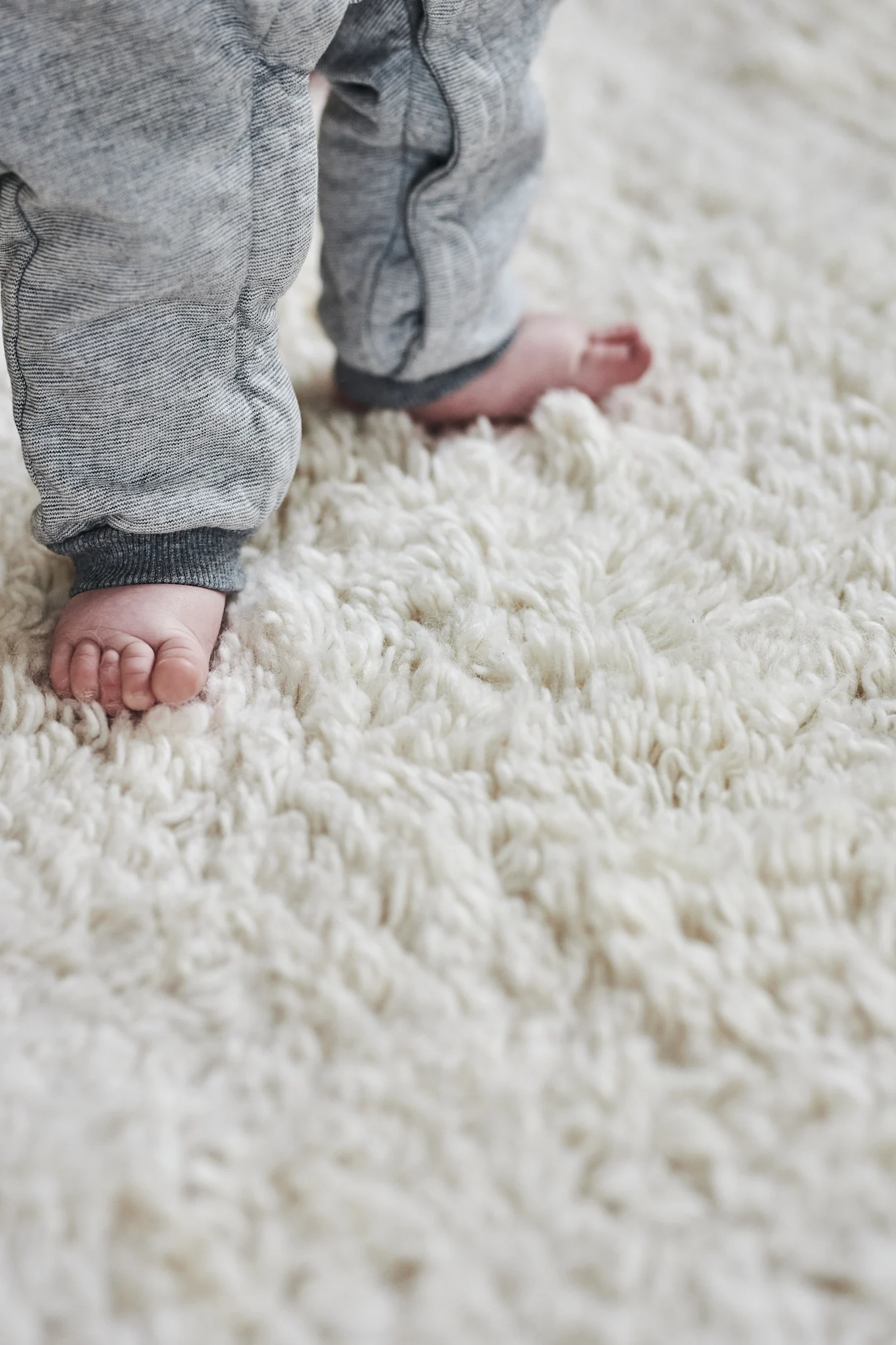 Schaffen Sie ein gemütliches Hygge-Wohnzimmer mit einem kuscheligen Hochflorteppich wie diesem von Scandi Living, der hier mit kleinen Babyzehen zu sehen ist! 