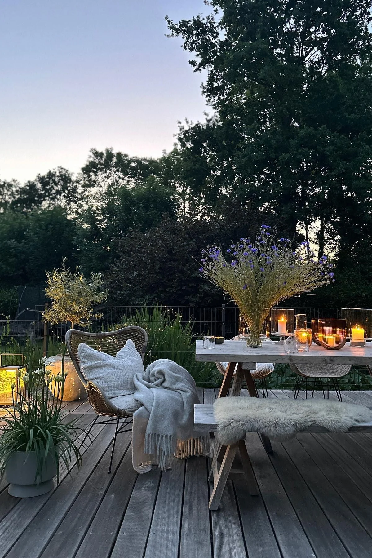 Eine gemütliche Terrasse wie diese von @stillers.home zeichnet sich durch viele Pflanzen, kuschelige Textilien und zahlreiche Kerzen oder Laternen aus.