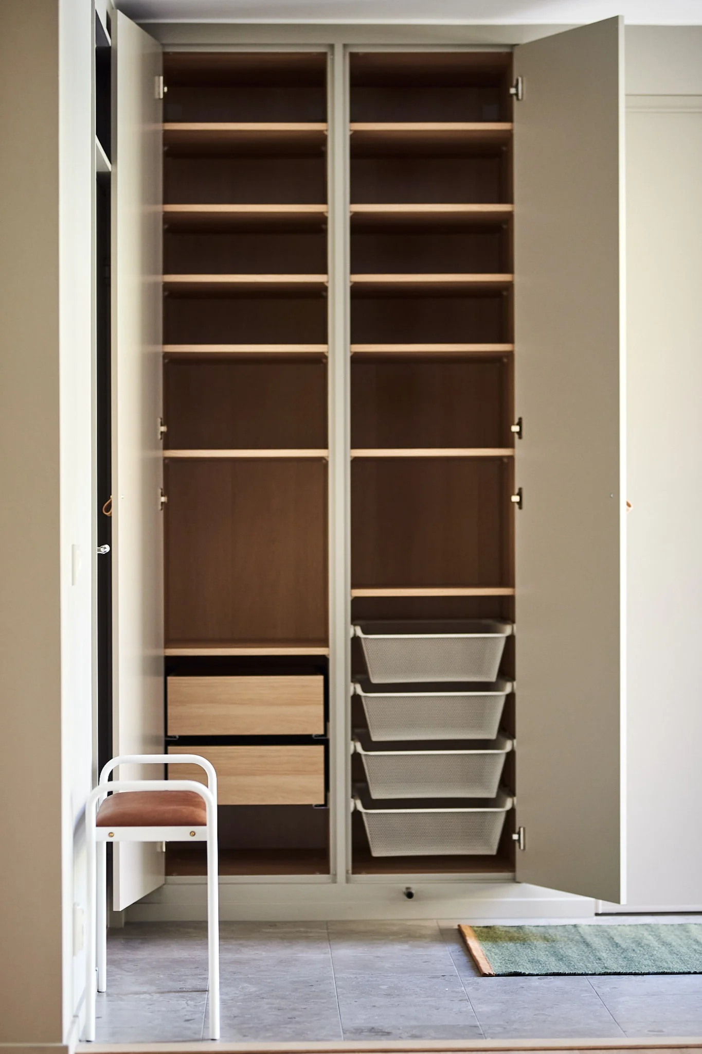 Organisationstipps für zu Hause - räumen Sie Ihren Kleiderschrank auf und sortieren Sie das aus, was Sie nicht brauchen. 