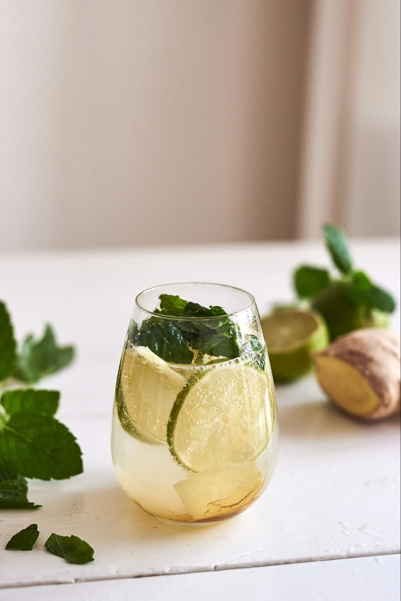 Sommergetränke mit Zitronen und Ingwer sind besonders erfrischend. Hier wird ein Glas aus einem Behälter abgefüllt.