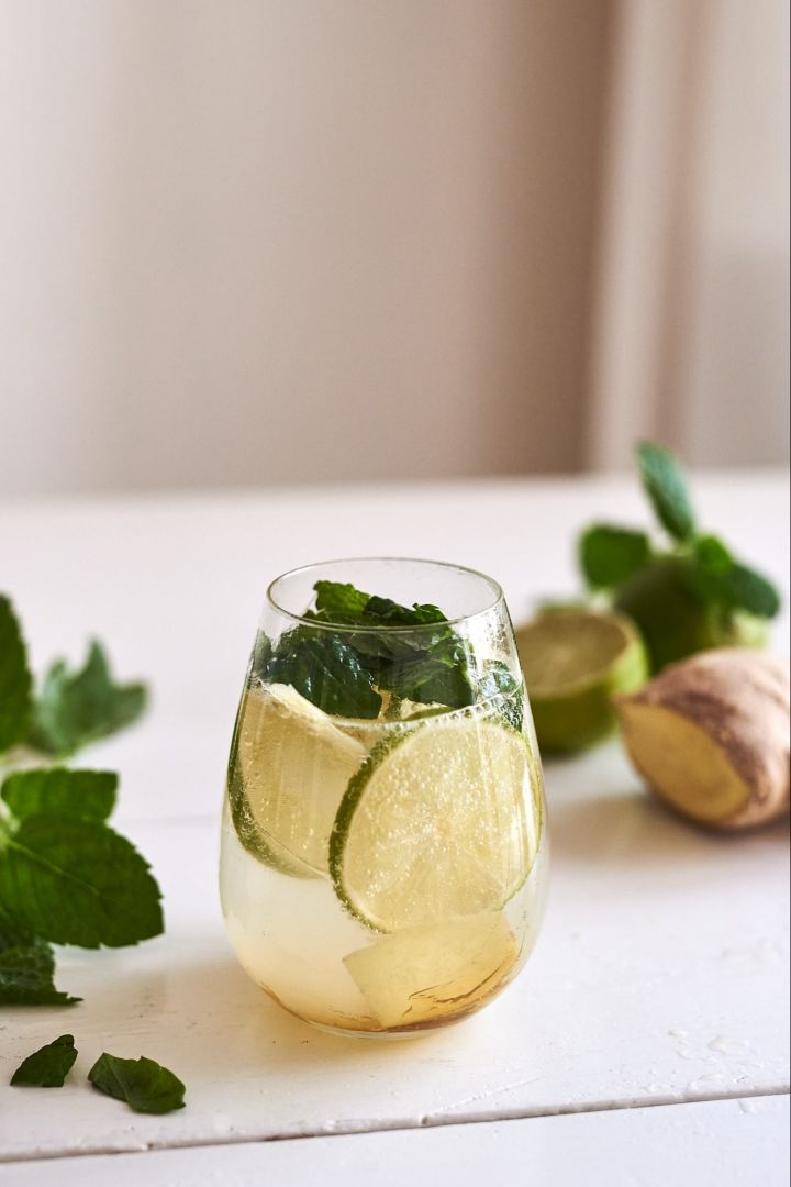 Für ein einfaches und erfrischendes Sommergetränk probieren Sie Ingwer und Sirup, garniert mit Minze und serviert in einem Glas von Scandi Living.