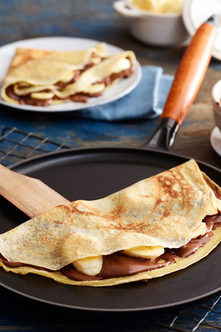In der Vintage Pfannkuchenpfanne von Staub werden perfekte Crêpes mit Bananen und Schokolade zubereitet.