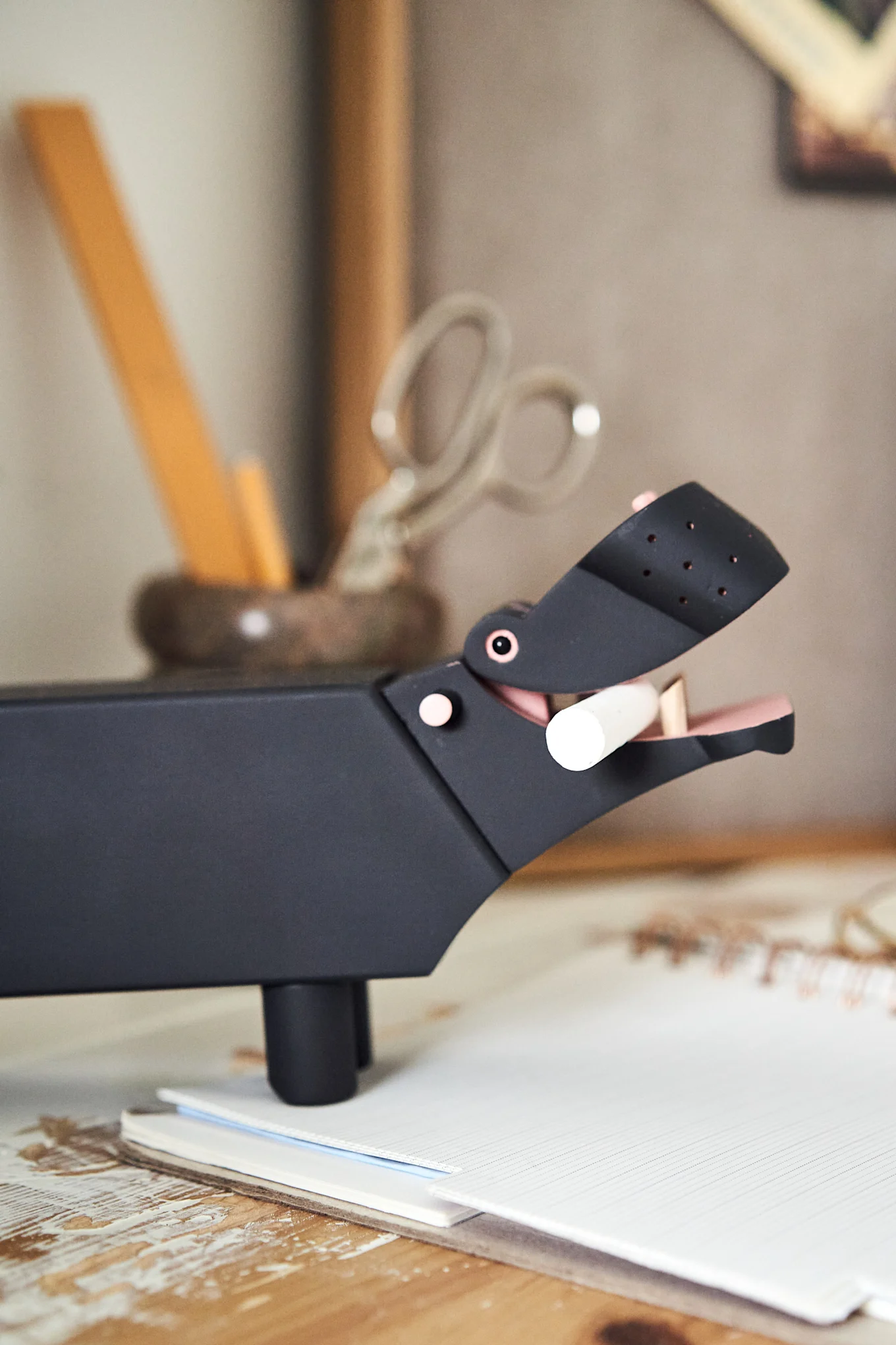 Kleines Homeoffice einrichten: Dekorieren Sie Ihr kleines Homeoffice mit niedlichen und praktischen Details wie dem Nilpferd von Kay Bojesen, um Ihre Kreide zu halten und wichtige Erinnerungen zu schreiben. 