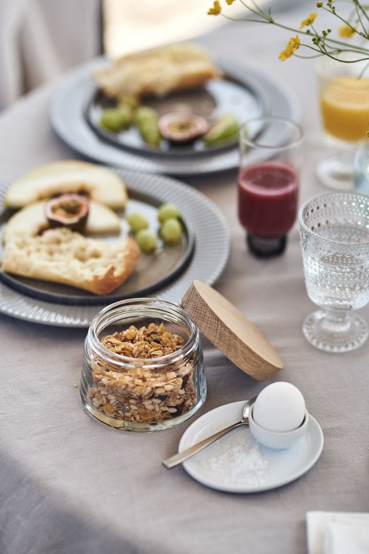 Das perfekte Frühstück für Gäste - servieren Sie Ihr Müsli in einer schönen Schale oder einem Einmachglas.