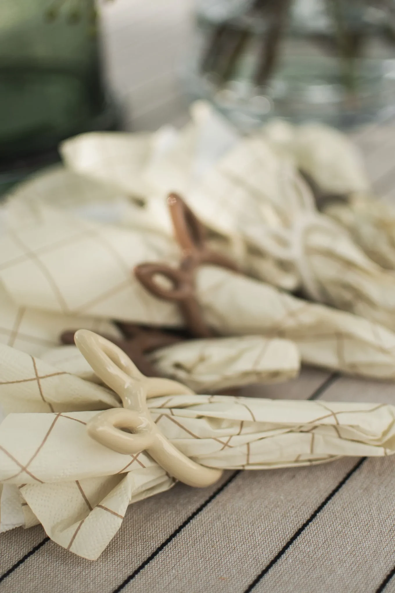 Osterdeko für den Tisch: Nutzen Sie die hasenförmigen Sprinkle rabbit Osteranhänger als Serviettenring, um Ihren Tisch zu Ostern zu dekorieren.