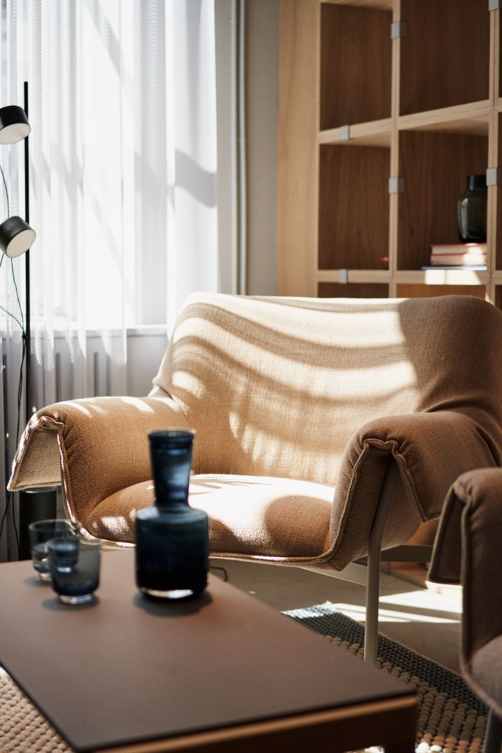 Zu den skandinavischen Wohntrends 2024 gehören fließende Designs wie dieser Sessel von Muuto, bei dem sich die Armlehnen an der Seite des Stuhls entlangziehen.