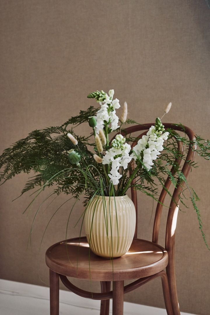 Blumenstrauß von Blombruket mit getrockneten und frischen Blumen in einer beigen Keramikvase von Kähler. 